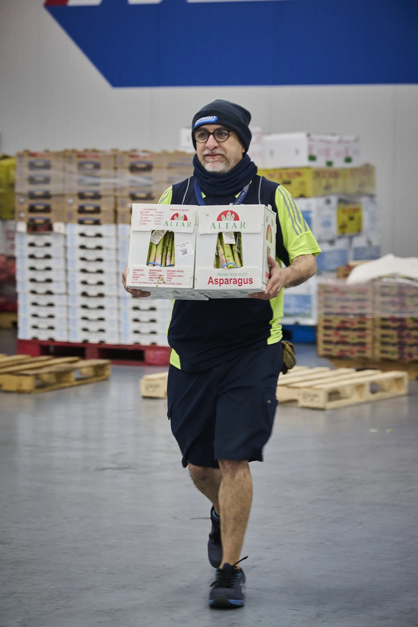 Cold Chain Perishables Cold Treatment Mainfreight - Mainfreight Team member carrying perishables 