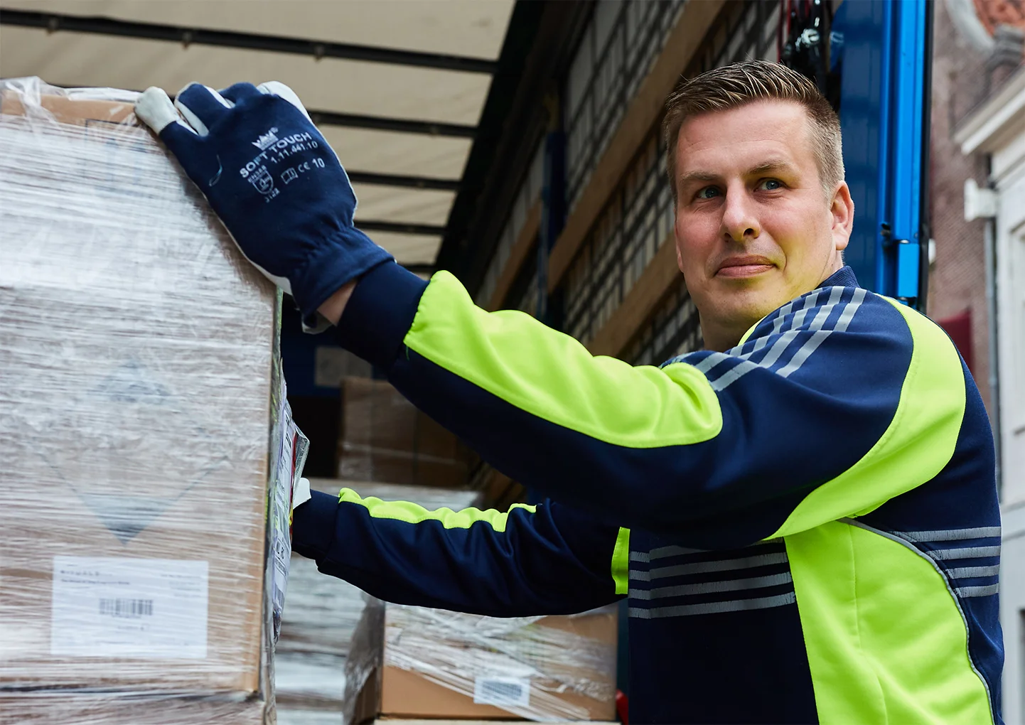 Компания Mainfreight приостановила все международные и внутренние услуги по перевозки в Россию и из России.