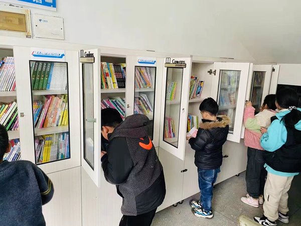 Community_Mainfreight Shanghai Library of books - Library of books to a local school in Shanghai
Our Mainfreight team in Shanghai team has joined with a local charity to gift this incredible library of books to a local school. The cabinets and books have been delivered to the school so the children can enjoy reading, learning and using their imagination. During Christmas, it’s a time of giving. This gift has not only blessed the children but also blessed us incredibly. At Mainfreight, we are passionate about making a positive difference through empowering the next generation. 