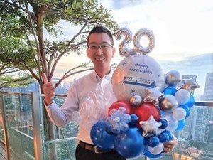 Billy Zhang, Asia Regional Sales Director achieving 20 Years of Service Award at Mainfreight